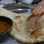 VANDOBEE - Aランチ　ナンかなり大きい！比較は３歳児のお手てでどうぞ♪