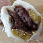 江口だんご 江陽店 - 白豆大福を割ったところです(2015-7-22登録)