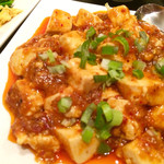 東和 - ランチメニュー 麻婆豆腐＋豚肉とキクラゲ、青菜炒 880円 の麻婆豆腐