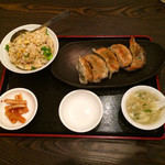 東和 - ランチメニュー 焼き餃子＋半チャーハン 600円