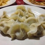山西亭 - 水餃子、生地は刀削麺と同じもの。黒酢をつけて。