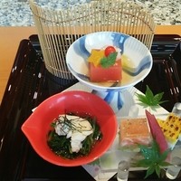 喜扇亭 名古屋ミッドランドスクエア店 - トマト豆腐、モロコシ、水菜の前菜