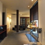 日本料理 TOBIUME - 奥に見えるはワインセラー。