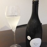 日本料理 TOBIUME - 久留米の山口酒造場『庭のうぐいすCO2』グラスはフルサイズ。