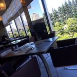 窓際は日差しがたっぷり入って開放的