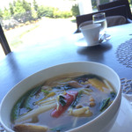 ミッドタウンの庭園を眺めながらいただきます♫