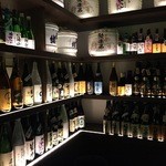 銀政 - 豊富なお酒の種類が店内に並んでいます。