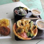 おさかな共和国 えびす丸 - 鱧蛸天丼と隣の玉葱フライとコロッケ