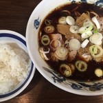 西町大喜 - 中華そば並750円、ライス120円
      
      元祖ブラックラーメンの大喜に行きました。
      確かにスープはブラック！
      
      中華そば並のオーダーですが、普通にチャーシューメンみたいに
      チャーシューが多く載っていて、その上にメンマとざく切りネギがありました。
      スープを一口（こちらのお店はレンゲなしです）しょっぱい！
      でもコクもあって奥の方で動物系のダシも効いているような・・・
      麺は硬めで中太ストレート。食感はいいの