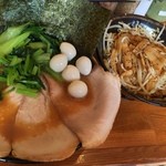 ラーメン 末廣家 - チャーシュー麺750円、タケノコもやし80円、うずらの卵80円
      
      週末の定番になりつつある末廣家。１３時ぐらい到着でしたが９人待ちというこの炎天下の中かなり厳しい状況でした。でも回転良く１５分ぐらいで入れました。
      今日は、野菜を充実させて、たけのこもやしの追加トッピングとタンパク質のウズラ卵も追加！
      たけのこもやしはメンマ＋もやし、ブラックペッパーにタレで別のラーメン丼で提供されます。
      
      お腹いっ