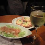 marucoばーる - ハスのベトナムサラダと酒盗クリームバケットピザ(
