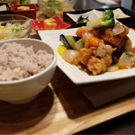 梅田 阪急三番街 リバーカフェ - 友人の若鶏と季節野菜の黒酢あんかけ定食