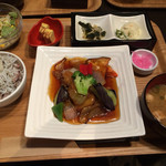 梅田 阪急三番街 リバーカフェ - 友人の白身魚と季節野菜の黒酢あん定食