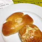 ゴントラン シェリエ - クリーム入りブリオッシュ（230円）とバニラスコーン（210円）