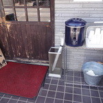 麺堂 稲葉 - サービスの冷水（外待ち用）