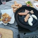 美しくなるビアガーデン Beer&BBQ&Bar terrace ＠888 - 唐揚げは出された時に既に冷えて固くなっており、パンもパサパサで食べられる味ではない。これならまだ居酒屋で揚げたての唐揚げを食べた方がおいしいと思う。BBQの肉も同様のレベル。