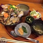 きたーー！名物、あさり丼★
          このボリュームはこの私でもおなかいっぱいになるほど！