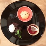 ココン カフェ - kokonnデザートプレート 800円 のチョコレートケーキ、紅茶のゼリー、パッションフルーツのジェラート