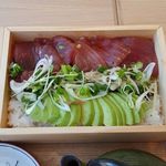 小割烹おはし あきはばらりびんぐ - マグロとアボカドの丼！旨い！
      Bowl of tuna and avocado! It's so yummy!!
