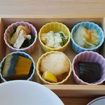 小割烹おはし あきはばらりびんぐ - 野菜の煮物などが入ったカワイイ小鉢たち！
      Simmered vegetables are in cute small bowls!!