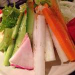 炭火焼鳥 ちゃぶや - 付き出しの野菜スティック！もはやボリュームが付き出しじゃないです笑