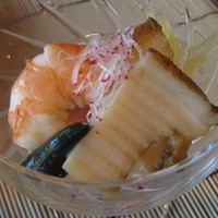 京懐石 美濃吉 横浜ランドマークプラザ店 - 旬彩②：焼あわび　海老　糸瓜　赤玉葱　土佐酢
