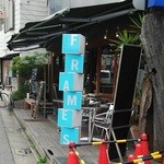 h FRAMES - 入口　看板