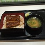 Yoshinoya - 鰻重1枚盛セット 820円
                        ヤバイ。この小ささとゴハンの少なさ。