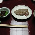 岡半 - 佐賀牛のステーキは、やわらかくてお箸で食べれます