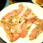 肉焼家　琉庵 - ネギ塩豚トロ