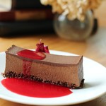 デザートは濃厚なフォンダンショコラにフランボワーズソース