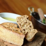 ピモニホ - パンはフランスより取り寄せてお店でやきあげているそう