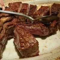 ウルフギャング・ステーキハウス 丸の内店 - プライムステーキ 2名分
                ヒレとサーロインを２つずつ取り分けて頂いたあとです。
