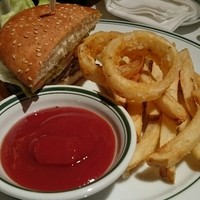 ウルフギャング・ステーキハウス 丸の内店 - クラシックバーガー 半分にしてもらいました