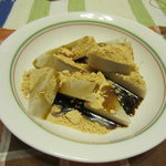 石鍋商店 - 久寿餅を皿に盛りました