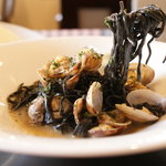 ビストロ イージーリビング - イカスミスパゲティのボンゴレ