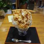 目白 志むら - 程なくして大ぶりな氷が特徴的なキャラメルミルクかき氷が目の前に運ばれてきました。