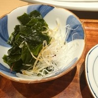 銀座 久兵衛 銀座本店 - わかめとつまのポン酢かけはおかわり自由