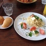 ふくろ亭 - セットのパン２個と本日のパスタ（トマトとバジルの冷製）。