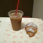 ブランジェ浅野屋 - ヘーゼルナッツ クロワッサン & アイスコーヒー