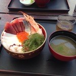 読谷村漁業協同組合 海人食堂 - 都屋の海鮮丼1030円