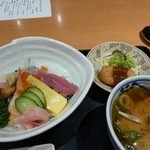 甚八 - 海鮮丼