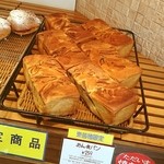 ロイズ - あん食パン！
店頭に並んで無かったから聞いたらもう少しで焼き上がるとのことだったので熱々をGET❕
ほわほわ～