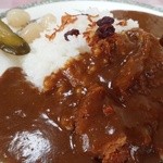 欧風カレー キャラウェイ - 料理写真:黒豚カツカレーアップ！
オッサンは豪快に！真似しない様に！お姉さま方は少しずつね！　カレー掛けすぎだってばの絵ですﾍﾍ　サッパリならっきょとピクルスも美味しいよ♪