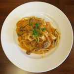 ミオビーノ - ヤリイカときのこのトマトソースパスタの上から写真