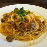 ミオビーノ - ヤリイカときのこのトマトソースパスタのアップ