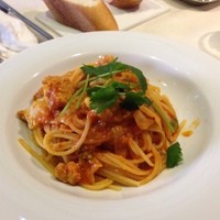 ソプラアクア - ヒナ鶏挽き肉の白ワイン煮とキャベツと三つ葉のトマトソースのパスタセットをいただきました。1,080円。味濃くなった気がする。