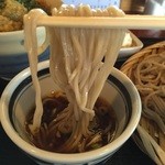 そば・うどん くすのき - 八角製麺の蕎麦。硬めな茹で上げで、歯切れが良い。