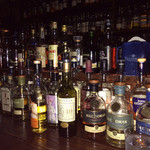 シャムロック - カウンターの上までビッシリ
      