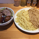 焙煎2色つけ麺チャーシュー(麺大盛)